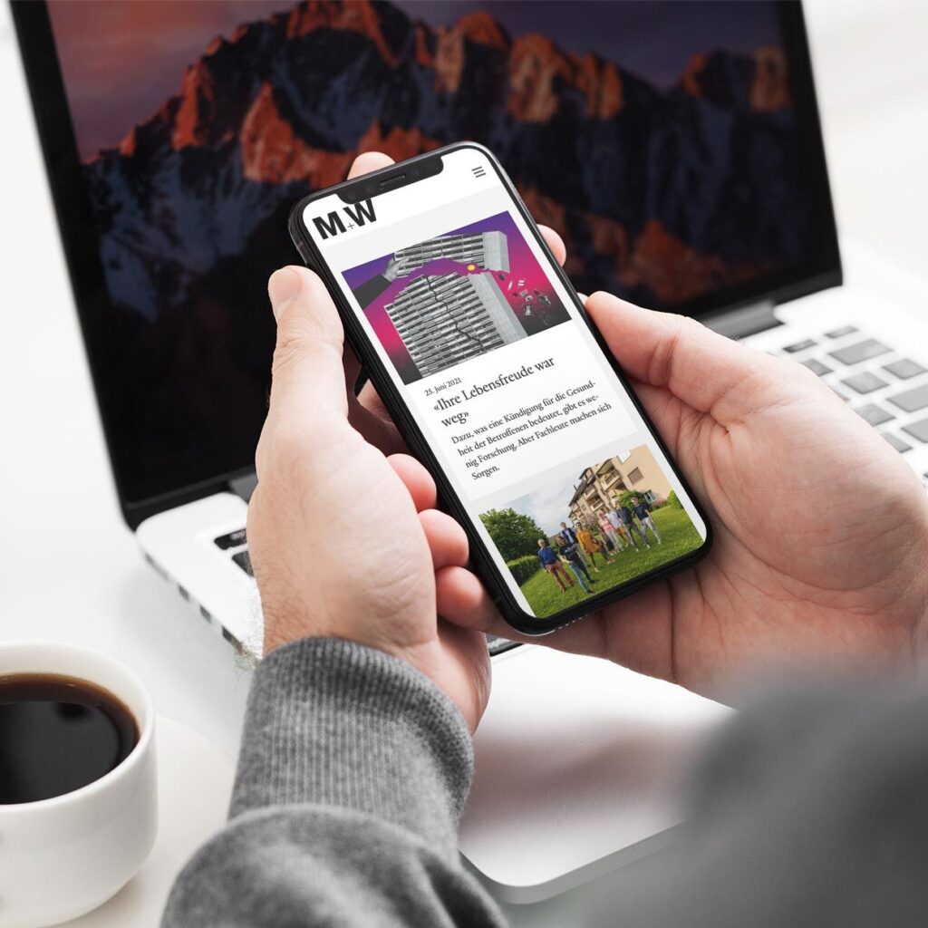 Mann hält Handy und betrachtet die Website Mieten und Wohnen